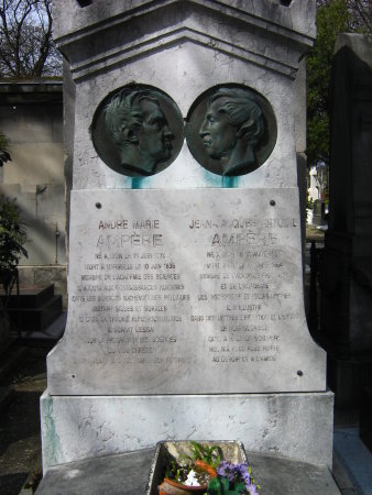 ...ho trovato anche Ampere. La lapide citava la sua legge sulla circuitazione magnetica.
